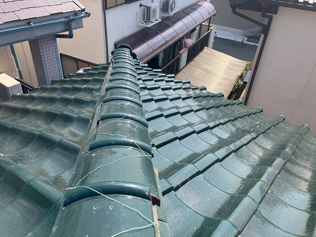 ゆがんで瓦がズレている棟